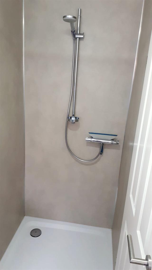 Ebenerdige Dusche mit Thermostat-Armatur