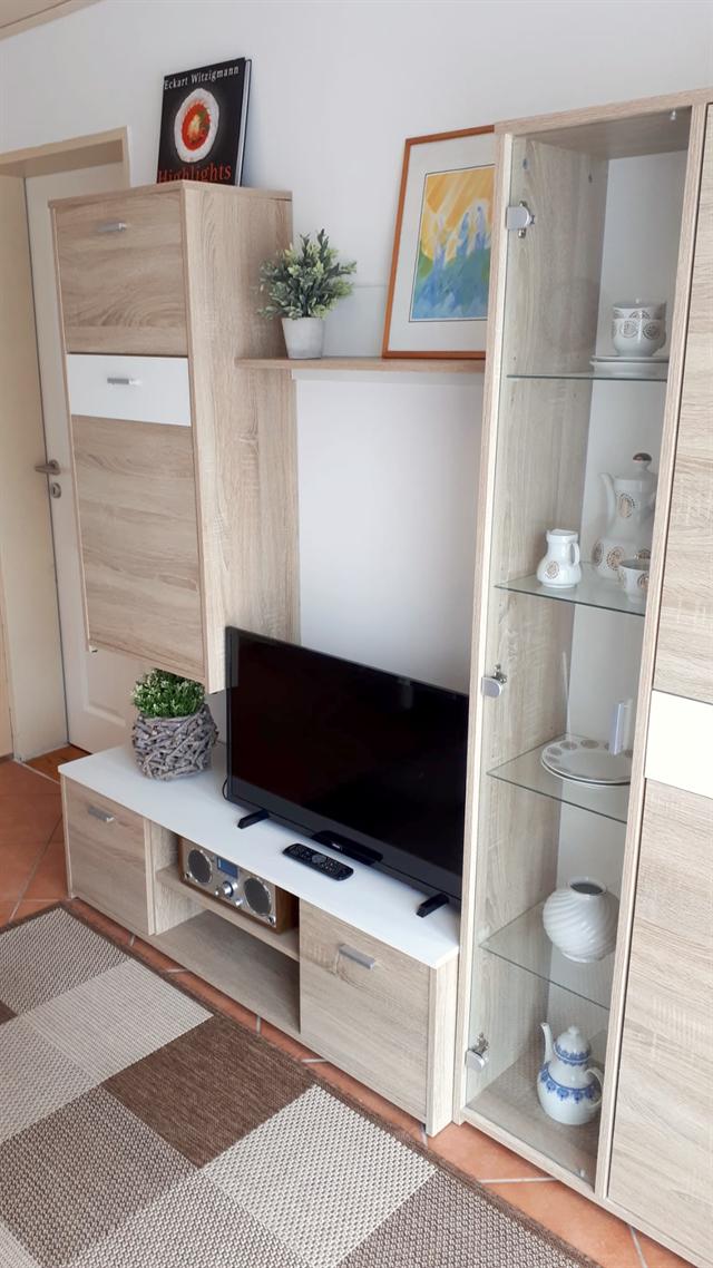 Wohnwand mit Fernseher, Radio und Vitrine